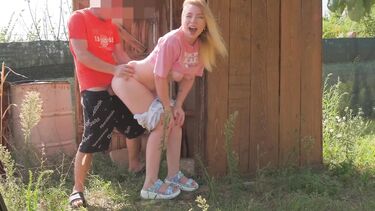 Русская пара выехала за город и занимается сексом у деревенского туалета