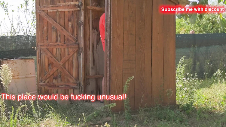 Русская пара выехала за город и занимается сексом у деревенского туалета