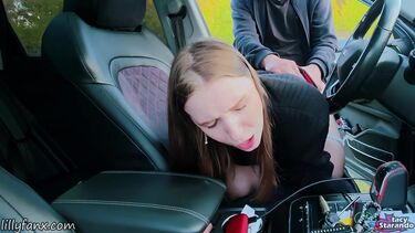 Эксгибиционисты: Легкомысленная русская девка публично трахается в машине с эксгибиционистом