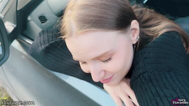 Легкомысленная русская девка публично трахается в машине с эксгибиционистом