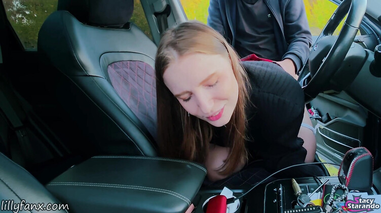 Легкомысленная русская девка публично трахается в машине с эксгибиционистом