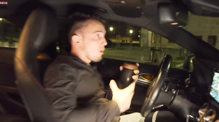 Нарушительница закона выплачивает штраф сексом в машине с полицейским