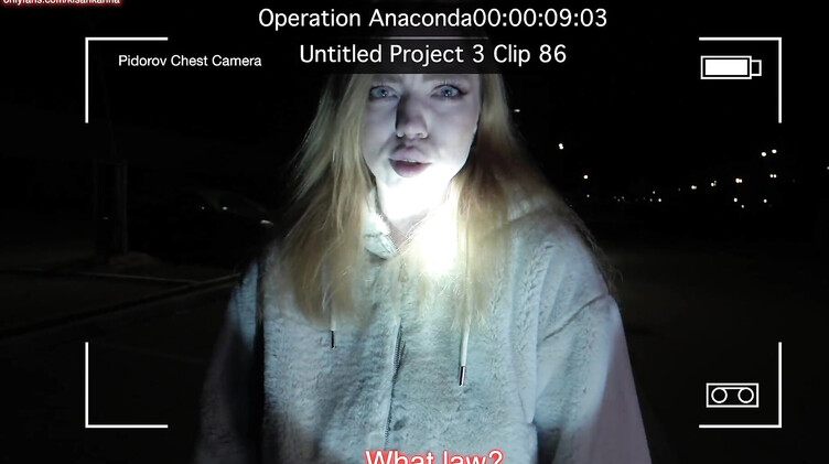 Нарушительница закона выплачивает штраф сексом в машине с полицейским