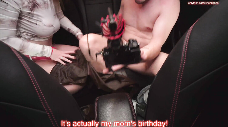 Нарушительница закона выплачивает штраф сексом в машине с полицейским