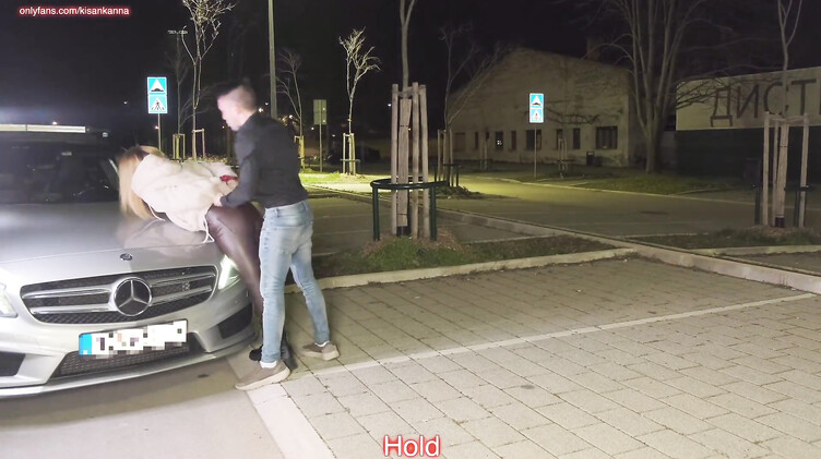 Сперма в рот: Нарушительница закона выплачивает штраф сексом в машине с полицейским