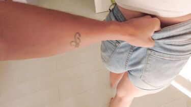 Парень выебал раком девку с красивой жопой пока она болтала по телефону