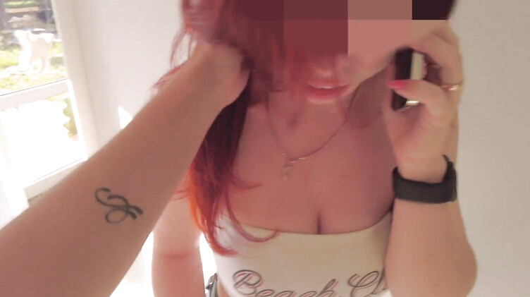 Парень выебал раком девку с красивой жопой пока она болтала по телефону