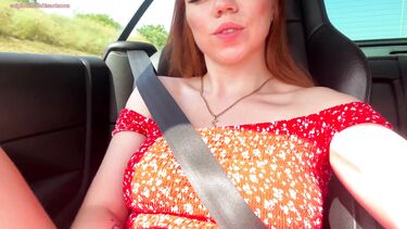 В машине: Рыжая красотка в машине мастурбирует киску до огазма на селфи ракурс