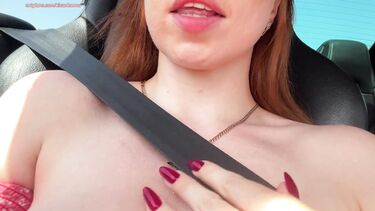 Русское порно крупным планом: Рыжая красотка в машине мастурбирует киску до огазма на селфи ракурс