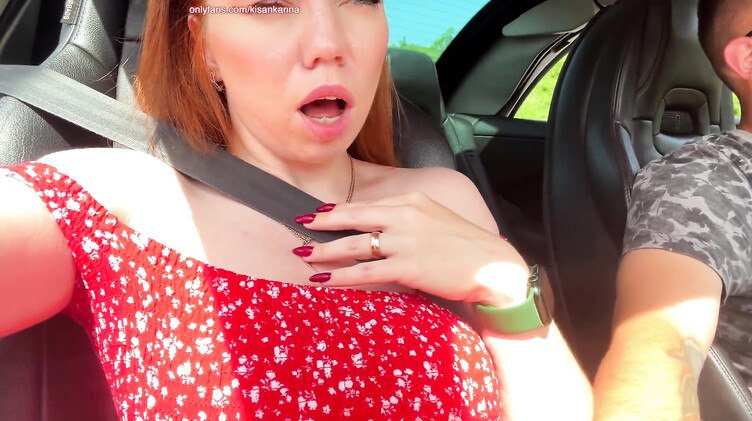 Рыжая красотка в машине мастурбирует киску до огазма на селфи ракурс