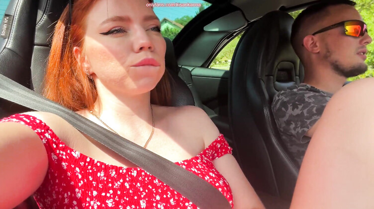 Рыжая красотка в машине мастурбирует киску до огазма на селфи ракурс