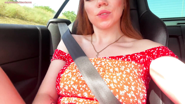 Рыжая красотка в машине мастурбирует киску до огазма на селфи ракурс
