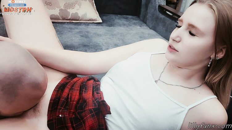 В одежде: Лысый русский парень раб вылизывает пизду своей госпожи за непомытую посуду