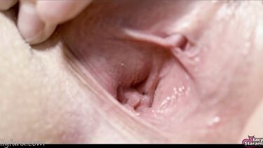 Бритая киска русской девушки крупным планом во время домашней мастурбации