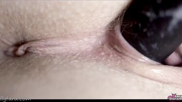 Бритая киска русской девушки крупным планом во время домашней мастурбации