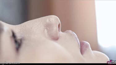 Бритая киска русской девушки крупным планом во время домашней мастурбации