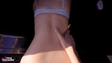 Незнакомец около шоссе подошел и трахнул мастурбирующую вибратором красотку