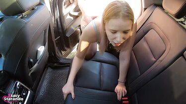 В лифчике: Незнакомец около шоссе подошел и трахнул мастурбирующую вибратором красотку