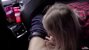 Рассеянная русская блондинка сосет член таксиста за бесплатную поездку