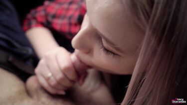 Глотает сперму: Рассеянная русская блондинка сосет член таксиста за бесплатную поездку