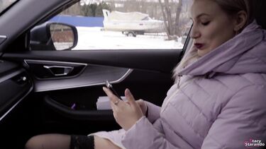 Рассеянная русская блондинка сосет член таксиста за бесплатную поездку