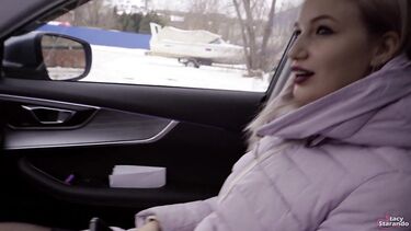 Сосет в чулках: Рассеянная русская блондинка сосет член таксиста за бесплатную поездку