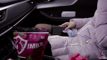 В машине: Рассеянная русская блондинка сосет член таксиста за бесплатную поездку