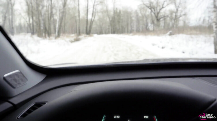 Рассеянная русская блондинка сосет член таксиста за бесплатную поездку