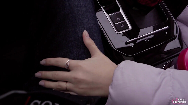 Рассеянная русская блондинка сосет член таксиста за бесплатную поездку