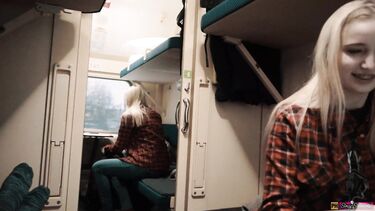 Легкодоступная русская попутчица сделала минет незнакомому парню в купе поезда