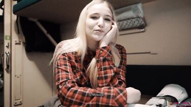 Легкодоступная русская попутчица сделала минет незнакомому парню в купе поезда