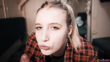 Легкодоступная русская попутчица сделала минет незнакомому парню в купе поезда