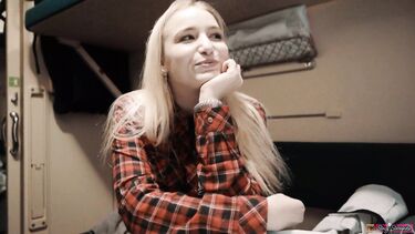 Легкодоступная русская попутчица сделала минет незнакомому парню в купе поезда