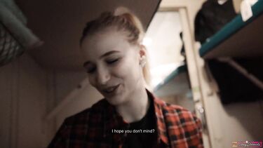 Легкодоступная русская попутчица сделала минет незнакомому парню в купе поезда