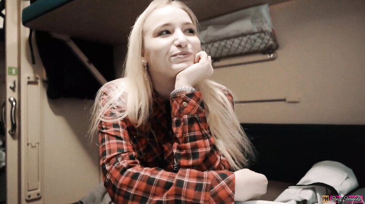 Легкодоступная русская попутчица сделала минет незнакомому парню в купе поезда