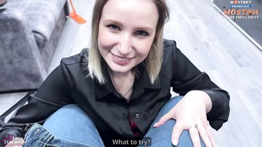 Молоденькая русская домработница делает клиенту минет от первого лица