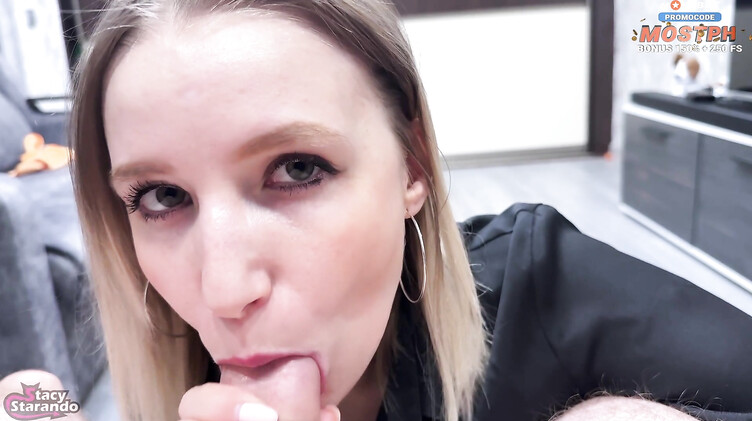 Молоденькая русская домработница делает клиенту минет от первого лица