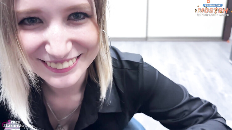 Молоденькая русская домработница делает клиенту минет от первого лица