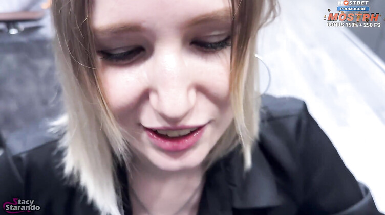 Молоденькая русская домработница делает клиенту минет от первого лица