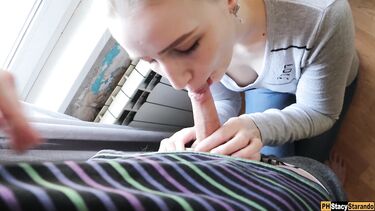 Курящая русская жена сосет на кухне член соседа по коммунальной квартире