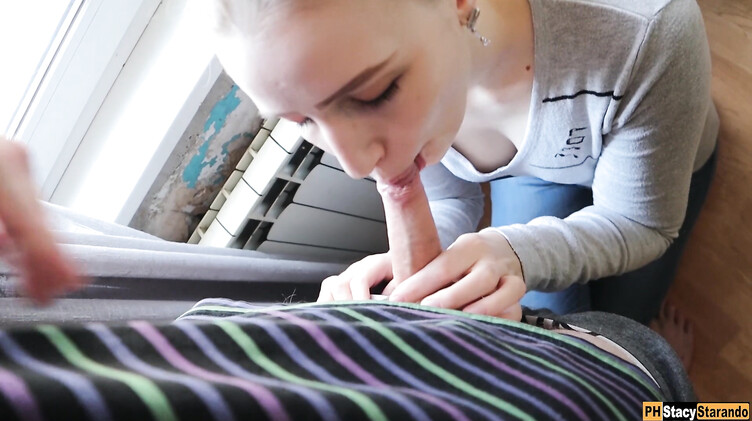 Курящая русская жена сосет на кухне член соседа по коммунальной квартире