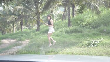 Русский парень после ссоры с девушкой трахает в рот подругу в своей машине