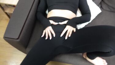 Огромный член: Возбужденный фетишист дрочит большой член на сексуальную девушку в лосинах