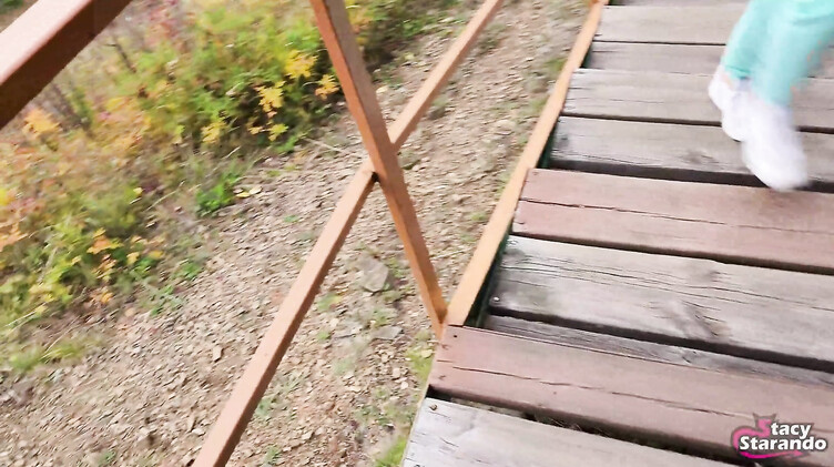 Сводная сестра дрочит пизду вибратором после минета в лесу своему брату