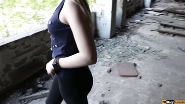 Рисковая блондинка с красивой жопой трахается на заброшке со своим парнем