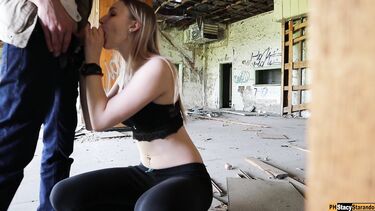 Рисковая блондинка с красивой жопой трахается на заброшке со своим парнем