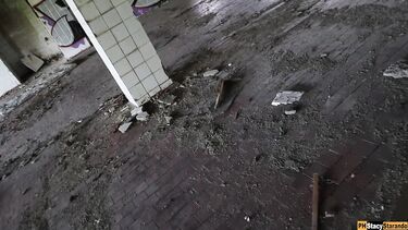 Рисковая блондинка с красивой жопой трахается на заброшке со своим парнем