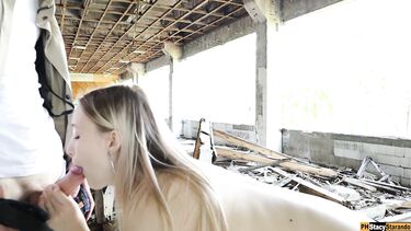 Рисковая блондинка с красивой жопой трахается на заброшке со своим парнем