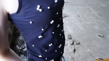 Рисковая блондинка с красивой жопой трахается на заброшке со своим парнем