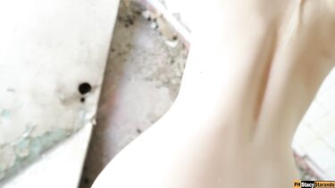 Рисковая блондинка с красивой жопой трахается на заброшке со своим парнем